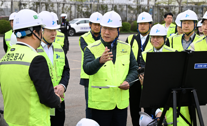 유정복 인천시장이 22일 인천항 내항 5부두에서 자동차 수출현황 등을 점검하고 있다. 인천시 제공