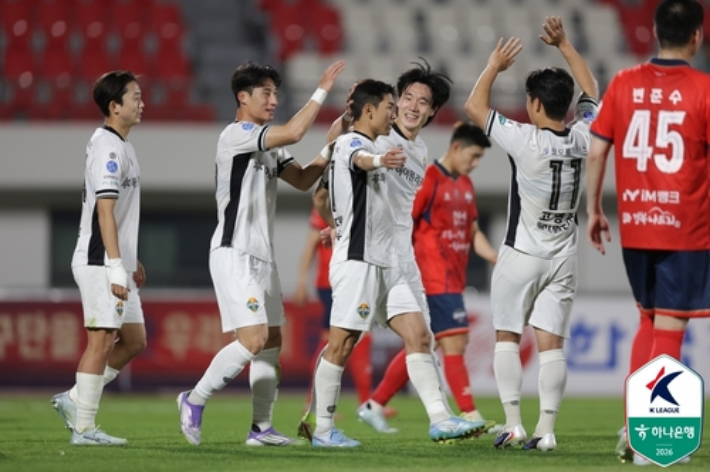 김대원(가운데)의 득점 후 기쁨을 나누는 강원 선수들. 한국프로축구연맹 제공