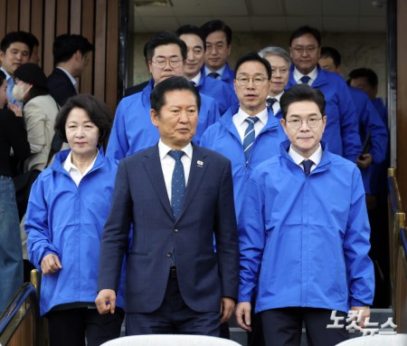 23일 서울 여의도 국회에서 열린 더불어민주당 16개 광역단체장 후보 연석회의에 정청래 대표가 정원오 서울시장 후보, 추미애 경기도시자 후보 등 광역단체장 후보들과 함께 입장하고 있다.