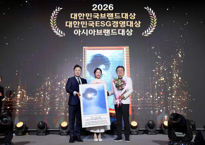 22일 서울 올림픽파크텔에서 열린 '2026 대한민국 브랜드대상' 시상식에서 스포츠 부문 최초 브랜드 대상을 수상한 PBA. 왼쪽부터 조세현 한국브랜드협회 회장, 여자 간판 정수빈(NH농협카드), 장상진 PBA 부총재. PBA 