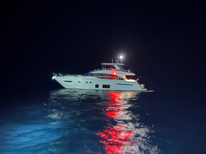 울릉 저동항으로 긴급피난 중인 러시아 요트. 동해해양경찰서 제공