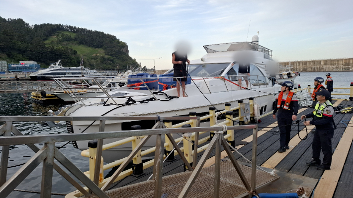 울릉 저동항으로 입항한 러시아 요트. 동해해양경찰서 제공