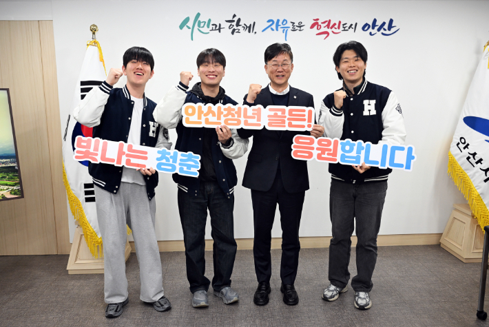 이민근 안산시장(사진 오른쪽 두번째)이 안산시청에서 한양대학교 ERICA 학생들과 청년 유출 문제를 주제로 간담회를 진행하고 기념촬영을 하고 있다. 안산시 제공