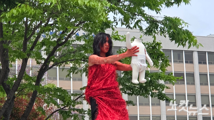 해든이 고통을 형상화한 퍼포먼스가 23일 법원 앞에서 펼쳐졌다. 박사라 기자 