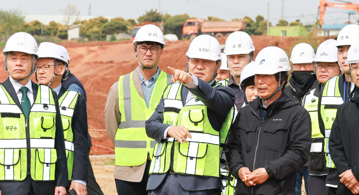 김관영 전북지사가 23일 고창 호남권 드론통합지원센터 공사 현장을 점검하고 있다. 전북도 제공
