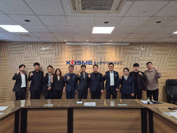 김일호 중소벤처기업진흥공단 기업금융이사(왼쪽 여섯번째)와 윤준호 스마트혁신기업가협회장(왼쪽 일곱번째) 등 관계자들이 기념촬영을 하고 있다. 협회 제공