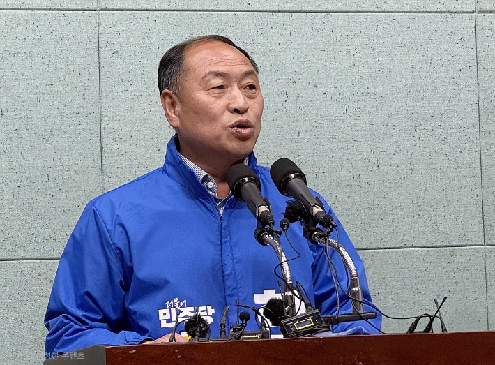 한득수 민주당 임실군수 예비후보가 22일 전북도의회에서 기자회견을 하고 있다. 연합뉴스