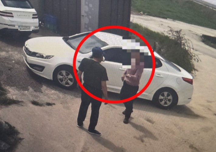 지난 19일 오후 1시쯤 전북 임실군 삼계면의 한 주택에서 한득수 예비후보 캠프의 자원봉사자로 추정되는 인물이 지역 주민에게 금품을 전하며 한 후보의 지지를 호소했다는 의혹이 제기됐다. 독자 제공