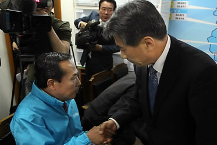 2010년 한나라당 공천 경선 당시 조문관 후보와 나동연 후보의 불편한 악수. 연합뉴스