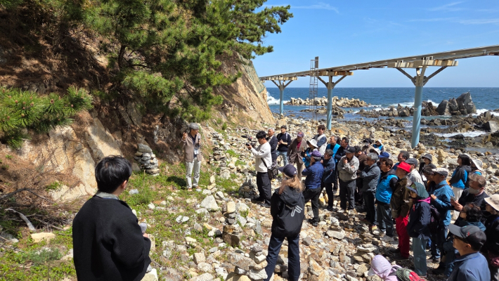 포항시와 울진군은 지난 12일 '울진 봉평리 신라비'에 대한 시민 참여 현장답사를 실시하고, 문화유산 보존과 활용에 대한 지역사회 공감대 확산에 나섰다. 포항시 제공
