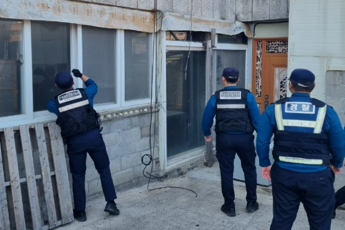 울산경찰청은 빈집 및 공·폐가 밀집지역 범죄예방 종합계획을 수립했다. 경찰은 노숙인 무단 거주나 청소년 비행, 화재 등 안전사고를 사전에 차단한다. 울산경찰청 제공