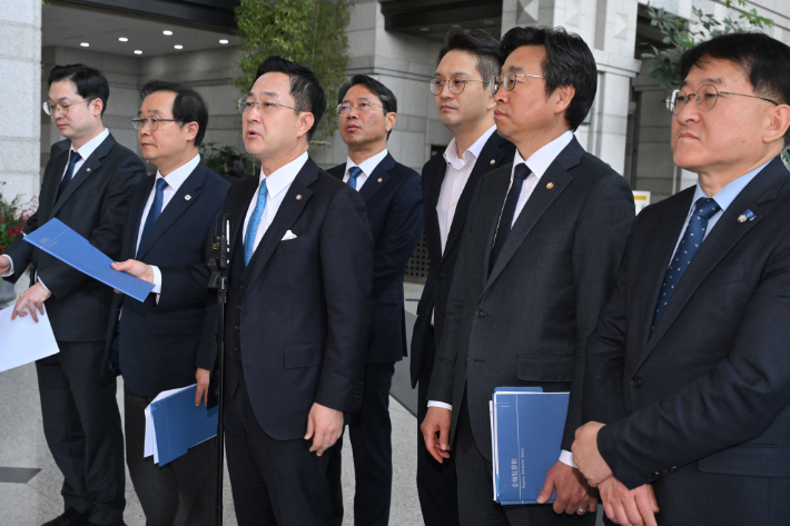 더불어민주당 박성준 간사 등 윤석열 정권 정치검찰 조작기소 의혹 사건 진상규명 국정조사특별위원회 위원들이 23일 서울 여의도 금융감독원에서 열린 쌍방울그룹 주가 조작 무마 의혹 관련 현장 조사 진행 뒤 취재진에게 브리핑하고 있다. 연합뉴스