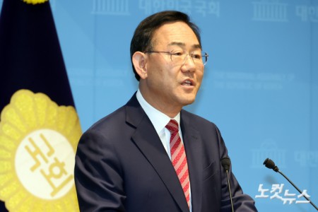 6·3 지방선거 국민의힘 대구시장 경선에서 컷오프(공천 배제)된 주호영 의원이 23일 서울 여의도 국회 소통관에서 불출마 기자회견을 하고 있다.