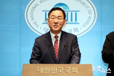 6·3 지방선거 국민의힘 대구시장 경선에서 컷오프(공천 배제)된 주호영 의원이 23일 서울 여의도 국회 소통관에서 불출마 기자회견을 하고 있다.