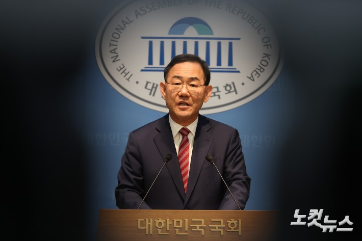 6·3 지방선거 국민의힘 대구시장 경선에서 컷오프(공천 배제)된 주호영 의원이 23일 서울 여의도 국회 소통관에서 불출마 기자회견을 하고 있다.