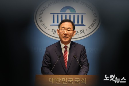 6·3 지방선거 국민의힘 대구시장 경선에서 컷오프(공천 배제)된 주호영 의원이 23일 서울 여의도 국회 소통관에서 불출마 기자회견을 하고 있다.