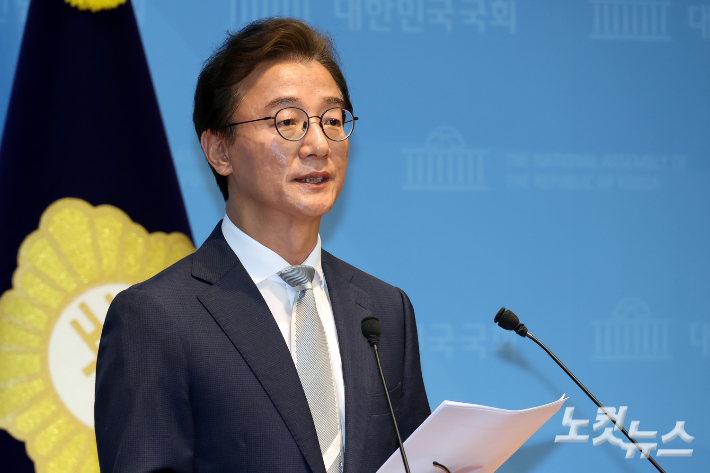 더불어민주당 전재수 부산시장 후보가 지난 13일 서울 여의도 국회 소통관에서 부산시장 후보 확정 관련 기자회견을 하고 있다. 윤창원 기자