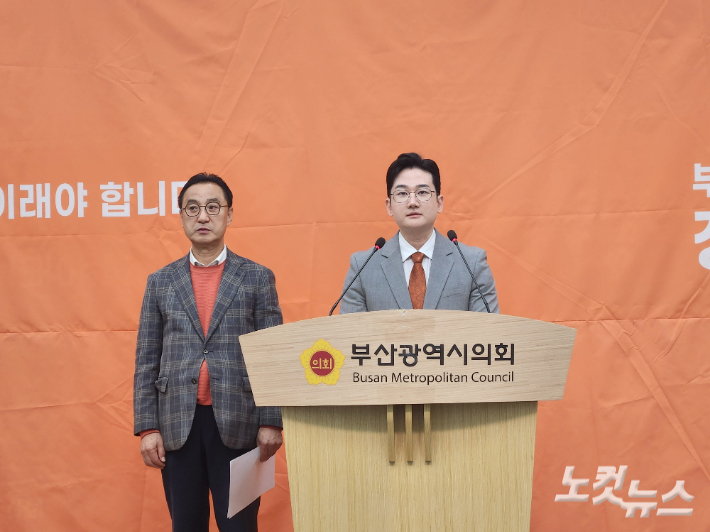 23일 오전 부산시의회 브리핑룸에서 개혁신당 정이한 부산시장 후보(왼쪽)과 최봉환 금정구청장 후보가 침례병원 정상화 공약에 대한 기자회견을 열었다. 정혜린 기자