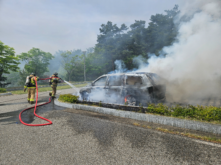 23일 오전 11시 46분쯤 경북 상주시 경천대 주차장에서 불이 났다. 경북소방본부 제공