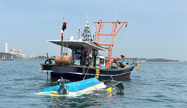 예인중인 어선. 보령해경 제공