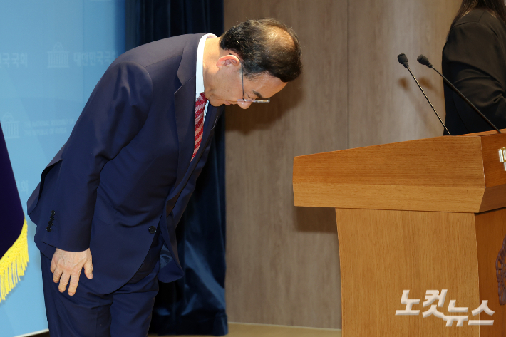 6·3 지방선거 국민의힘 대구시장 경선에서 컷오프(공천 배제)된 주호영 의원이 23일 서울 여의도 국회 소통관에서 불출마 기자회견을 하고 인사를 하고 있다. 윤창원 기자