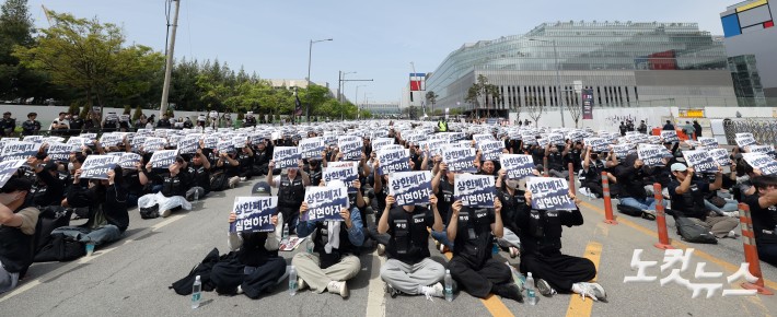 평택사업장 앞에 모인 삼성전자 노조원들