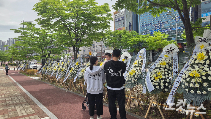 서울에서 온 30대 부부가 4개월 아이를 안고 화한을 둘러보고 있다. 박사라 기자 