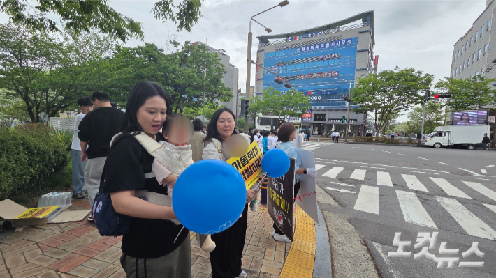 전국에서 온 엄마들이 자녀를 안고 집회에 참여하고 있다. 박사라 기자 