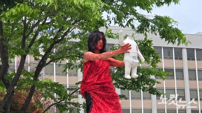 대구에서 온 신채은 씨가 법원 앞에서 해든이 고통을 형상황한 퍼포먼스를 펼치고 있다. 박사라 기자 