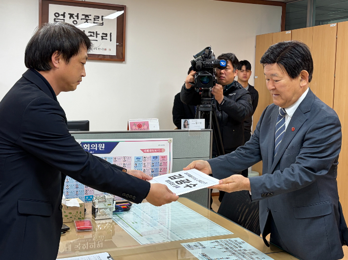 김광수 제주도교육감이 23일 오전 제주도선관위를 찾아 예비후보로 등록하고 있다. 김광수 교육감 캠프 제공