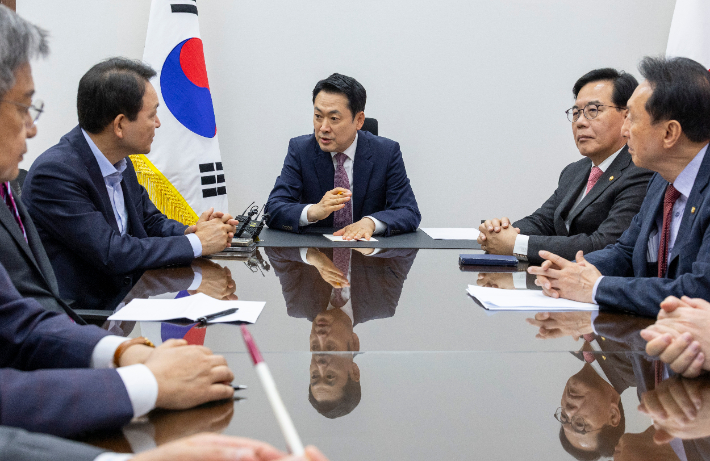 국민의힘 장동혁 대표와 송언석 원내대표를 비롯한 국민의힘 소속 국방, 외교통일, 정보위 위원장들이 23일 국회에서 모여 북한 구성시 우라늄 농축시설 공개 언급으로 '정보 누설' 논란이 제기되고 있는 정동영 통일부 장관 문제를 논의하기 위해 대책 회의를 하고 있다. 연합뉴스