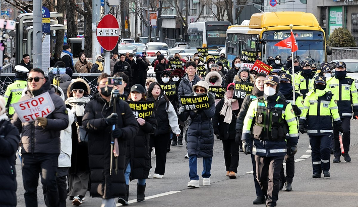 광주 동구 금남로 거리 행진하는 윤석열 탄핵 반대 집회 참가자들의 모습. 연합뉴스