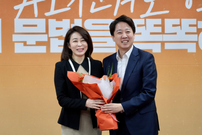 고금란 전 과천시의회 의장과 이준석 개혁신당 대표. 고 전 의장 측 제공