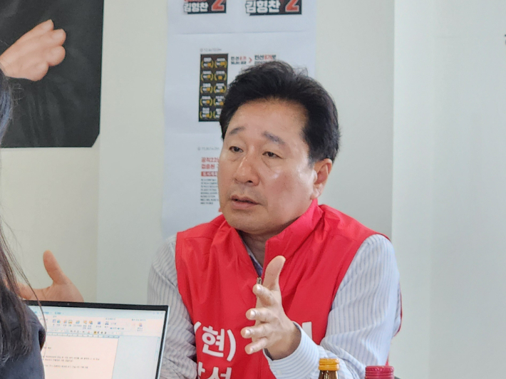 국민의힘 김형찬 부산 강서구청장 후보가 부산CBS 취재진과 인터뷰를 진행하고 있다. 김형찬 후보 캠프 제공