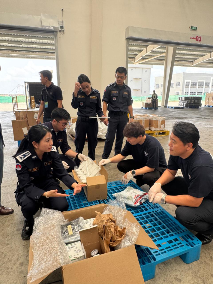 관세청과 캄보디아 세관당국이 해상화물에 대해 마약합동단속 작전을 펼치고 있는 모습. 관세청 제공 