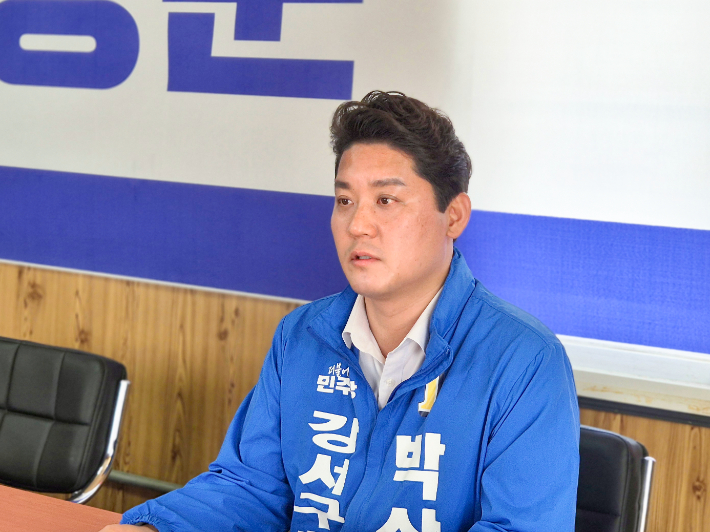 더불어민주당 박상준 부산 강서구청장 후보가 부산CBS 취재진과 인터뷰를 진행하고 있다. 박상준 후보 캠프 제공