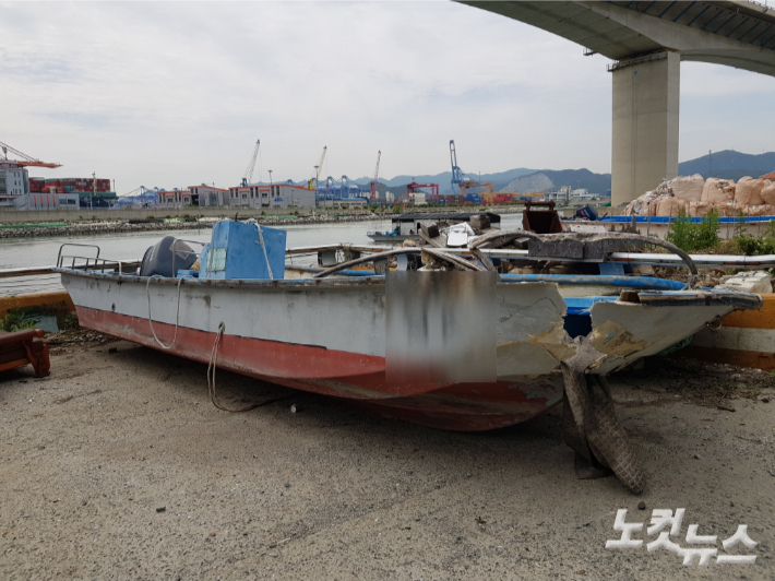 부산 강서구의 한 포구 근처에 방치된 선박. 박진홍 기자