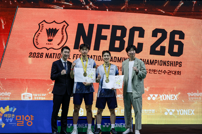 전주시청은 배드민턴팀이 지난 13일부터 22일까지 경남 밀양시에서 열린 '2026 연맹회장기 전국실업대학배드민턴선수권대회'에서 한요셉·박다연 조가 남자 일반부 복식 우승을 차지했다. 전주시 제공