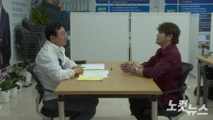 조국혁신당 명창환(왼쪽) 여수시장 예비후보가 인터뷰를 하고 있다. 전남CBS