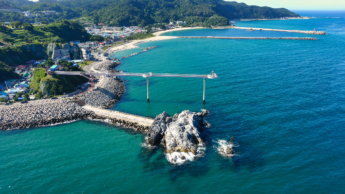울진 등기산스카이워크. 바다 위에서 바라보는 동해 전경이 일품으로 꼽힌다. 울진군 제공