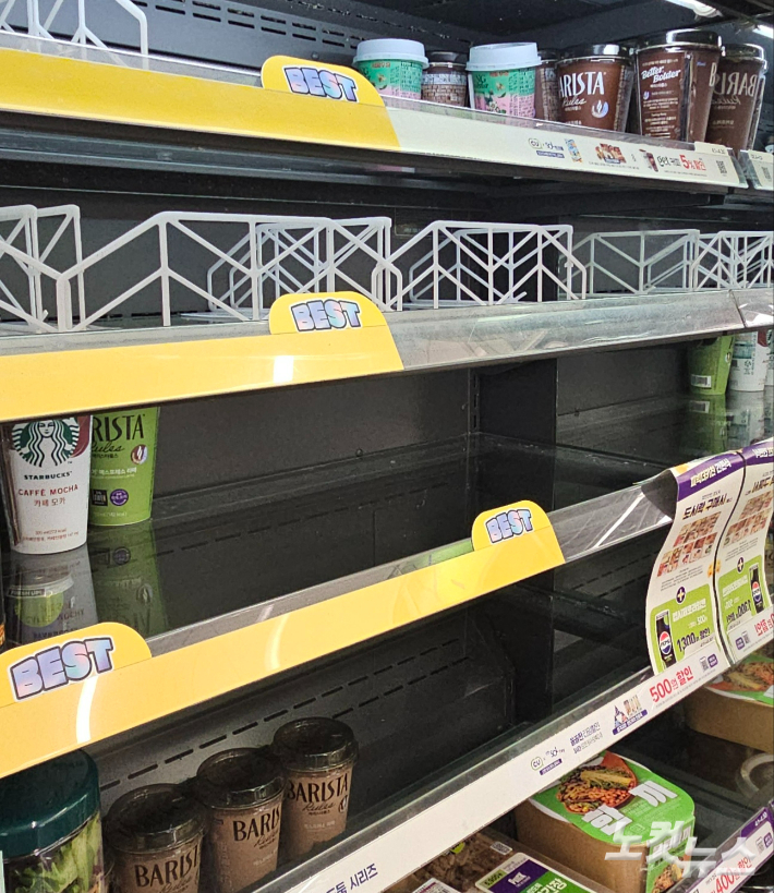 간편식 매대가 텅 비어있다. 임성민 기자