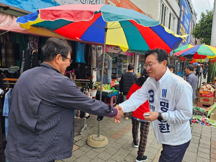 조국혁신당 명창환 여수시장 예비후보가 시민과 악수를 하고 있다. 명창환 선거사무소 제공