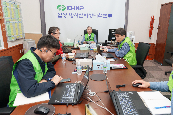 권원택 월성원자력본부장을 비롯한 주요 간부들이 훈련 상황을 점검하고 있다. 월성본부 제공