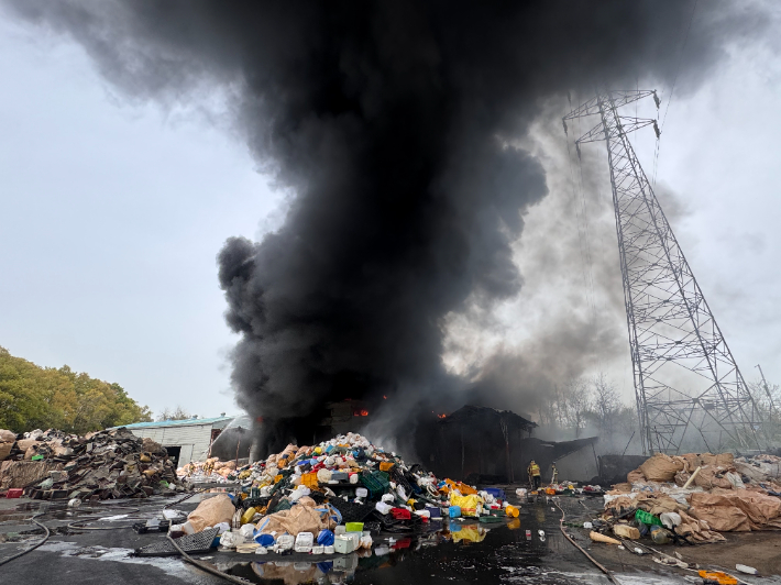 23일 전북 군산시 내흥동의 한 폐기물 처리 업체에서 불이 났다. 전북소방본부 제공