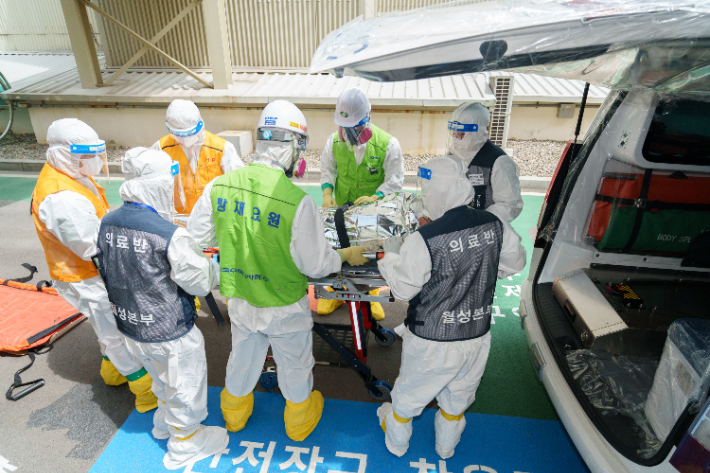 월성2호기 방사능방재 전체훈련 중 오염 환자 의료 구호 훈련. 월성본부 제공