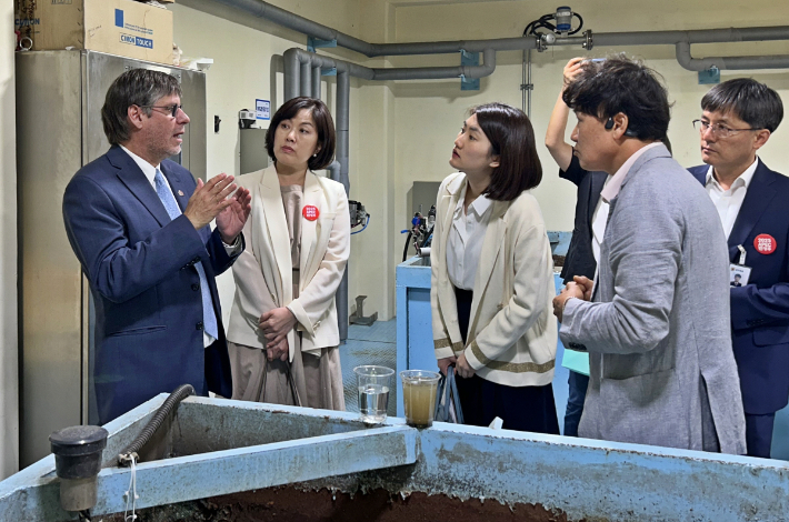 파울 두클로스 주한페루대사가 경주시 에코물센터를 방문해 GK-SBR 장치에서 질문을 하고 있다. 경주시 제공