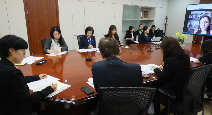 원민경 성평등가족부 장관이 23일 정부서울청사에서 소피 킬라제(Sophie Kiladze) 유엔아동권리위원회(UN CRC, UN Committee on the Rights of the Child) 위원장과 영상 면담을 갖고 형사미성년자 연령 문제와 관련한 국제 기준과 정책 방향에 대해 의견을 나누고 있다. 성평등부 제공