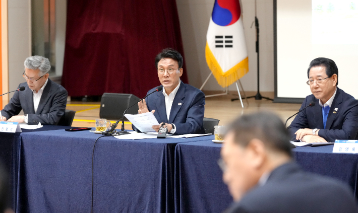 김민석 국무총리가 23일 여수시청소년해양교육원 대강당에서 2026여수세계섬박람회 준비상황을 점검하고 있다. 전라남도 제공