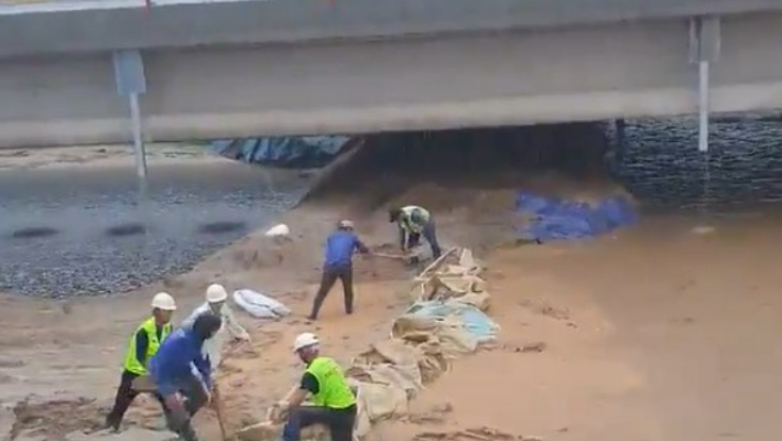 지난 2023년 7월 15일 붕괴 전 보수작업이 이뤄지고 있는 미호강 임시제방 현장 모습. 오송읍 주민 제공