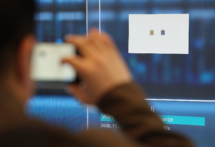 SK하이닉스 부스에 전시된 HBM4. 연합뉴스